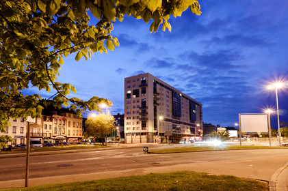 Une ville résolument tournée vers la mer.Cherbourg-en-Cotentin est située dans la presqu'île du Cotentin, à la pointe Ouest de la Normandie. (ville-cherbourg.fr)Un lieu incontournable en Normandie : La Cité de la Mer (http:  www.citedelamer.com)