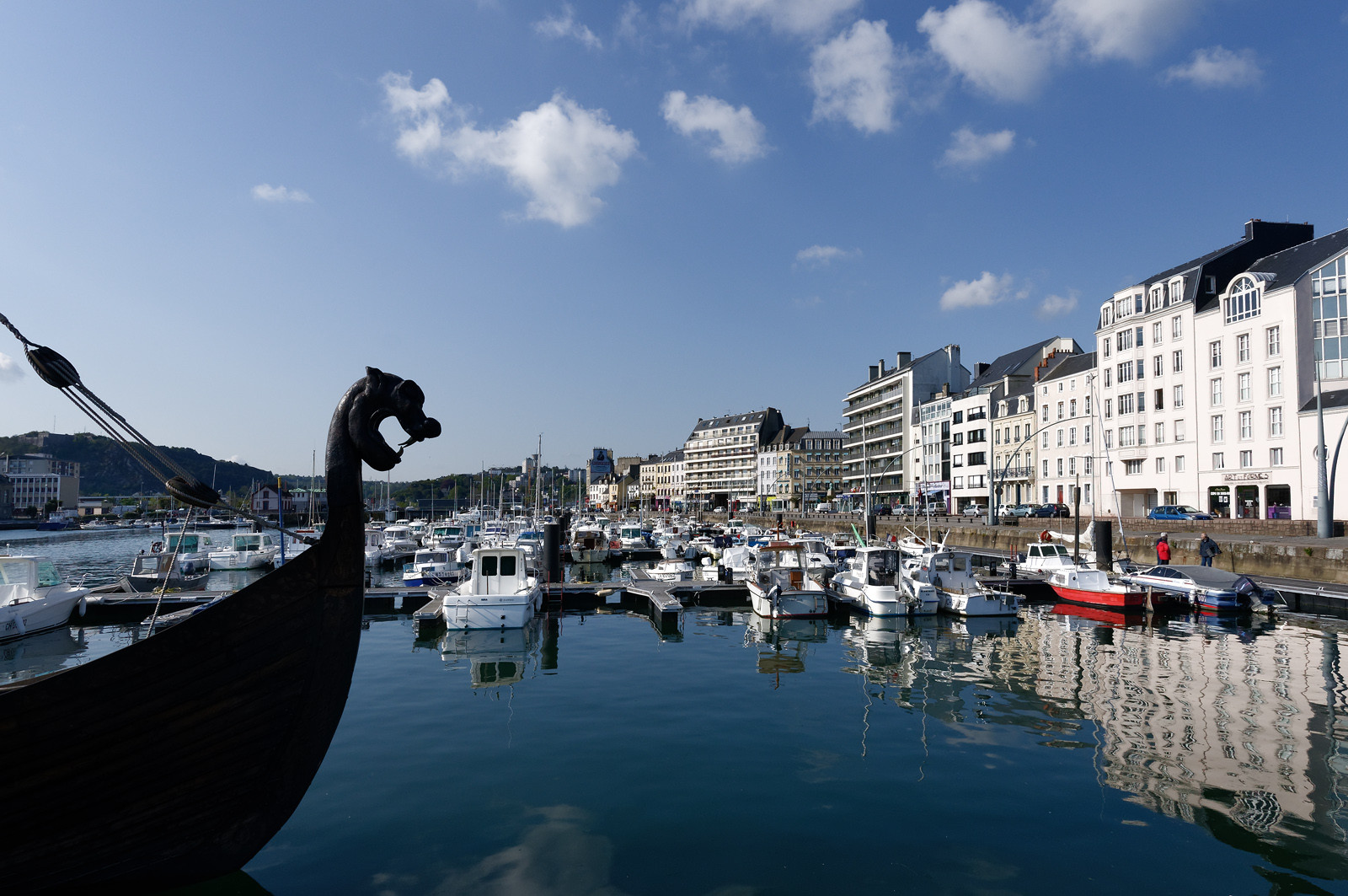 Une ville résolument tournée vers la mer.Cherbourg-en-Cotentin est située dans la presqu'île du Cotentin, à la pointe Ouest de la Normandie. (ville-cherbourg.fr)Un lieu incontournable en Normandie : La Cité de la Mer (http:  www.citedelamer.com)