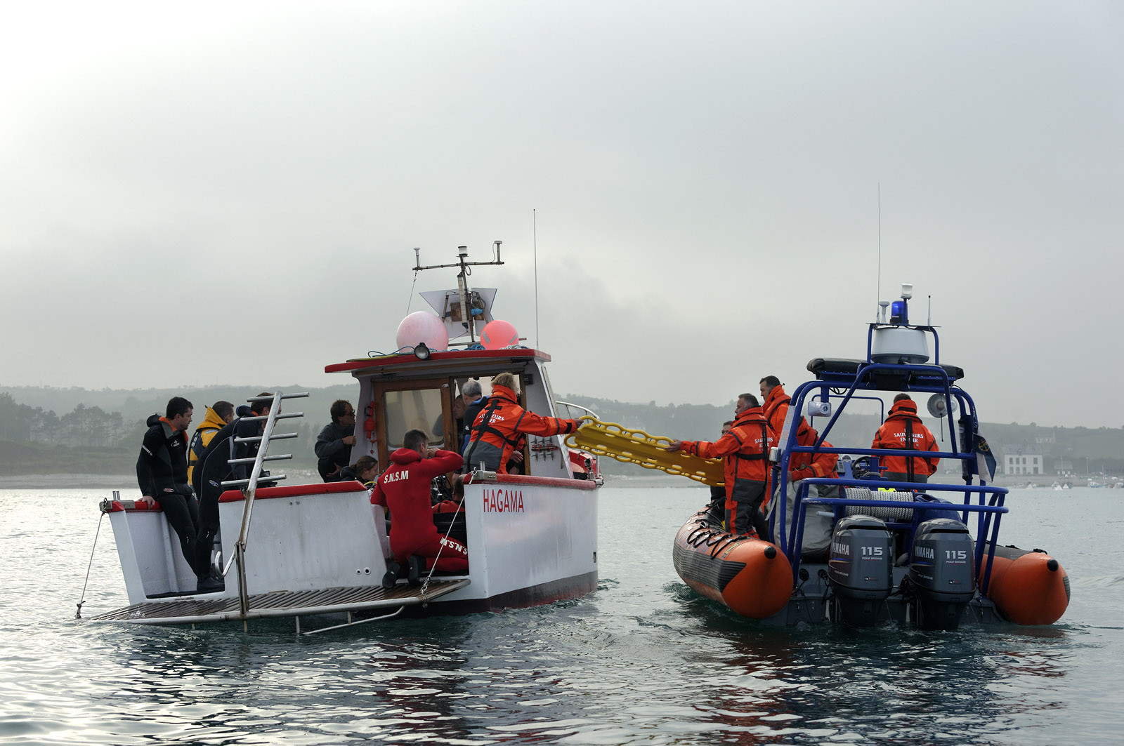 La société nationale de sauvetage en mer est une des expressions les plus abouties de la solidarité des gens de mer face aux drames et accidents maritimes à proximité de nos côtes.La SNSM actuelle est née en 1967, mais depuis plus d'un siècle et demi, des bénévoles issus du monde maritime professionnel et, de plus en plus désormais, d'autres milieux s'investissent localement pour apporter une aide irremplaçable aux usagers de la mer. Association reconnue d'utilité publique dont la mission première est le sauvetage des personnes en danger en mer, la SNSM exerce trois types d'activités : le sauvetage en mer proprement dit, la formation des nageurs sauveteurs saisonniers et la prévention des risques nautiques.Nous avons coutume de dire de nos équipages qu'ils donnent tout et ne prennent rien..sauf les risquesXavier de la Gorce , Président de la SNSM