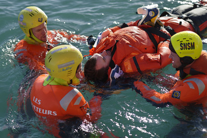 La station est idéalement située à la pointe du nord Cotentin sur la commune d'Auderville.Située aux abords du Raz Blanchard , à 10 miles nautique d'Aurigny et des Iles Anglo-Normandes, le rayon d'action de la station est vaste et se situe de la pointe de Flamanville coté ouest jusqu'au cap Lévy dans l'est.L'abri a une architecture unique en France et sa spécificité réside sur le fait que l'ensemble canot chariot (soit presque 30 tonnes au total ) pivote sur un axe d'une cale à l'autre afin d'être opérationnel  24 heures sur 24 et 365 jours par an quelque soit la marée et les conditions météorologiques.