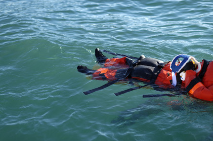 La station est idéalement située à la pointe du nord Cotentin sur la commune d'Auderville.Située aux abords du Raz Blanchard , à 10 miles nautique d'Aurigny et des Iles Anglo-Normandes, le rayon d'action de la station est vaste et se situe de la pointe de Flamanville coté ouest jusqu'au cap Lévy dans l'est.L'abri a une architecture unique en France et sa spécificité réside sur le fait que l'ensemble canot chariot (soit presque 30 tonnes au total ) pivote sur un axe d'une cale à l'autre afin d'être opérationnel  24 heures sur 24 et 365 jours par an quelque soit la marée et les conditions météorologiques.