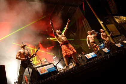 GOULAMAS'K voit le jour en 1999 dans la garrigue de Béziers. Dès les 1ers concerts, la couleur est donnée : un ska rock teinté de reggae punk, chanté en français, occitan, catalan et castillan, les langues natales des musiciens. Un des credo du groupe est la revendication et la reconnaissance de la diversité des langues et des cultures. Le nom même du groupe est tiré du mot occitan golamas (très usité dans la région du groupe et qui désigne quelqu'un de négligé, brouillon…). http:  www.goulamas-k.com