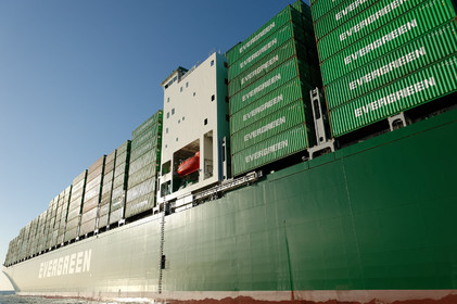 Une manoeuvre réussie est une catastrophe évitée de justesse dit-on.Une formule sans doute excessive mais qui a le mérite de maintenir à l'esprit de chacun qu'il n'existe pas de routine quand il s'agit de manoeuvrer des géants de plusieurs dizaines de milliers de tonnes dans les écluses et les bassins portuaires avec une précision de l'ordre du mètre. Tout l'art du pilote, fin connaisseur des lieux et de leurs pièges, est d'appréhender rapidement le comportement et les capacités manoeuvrières d'un navire inconnu. C'est à lui en effet qu'il appartient de conseiller le pacha pour la bonne réalisation de ce qui reste l'une des phases les plus délicates de l'expédition maritime : l'entrée en port puis l'accostage.