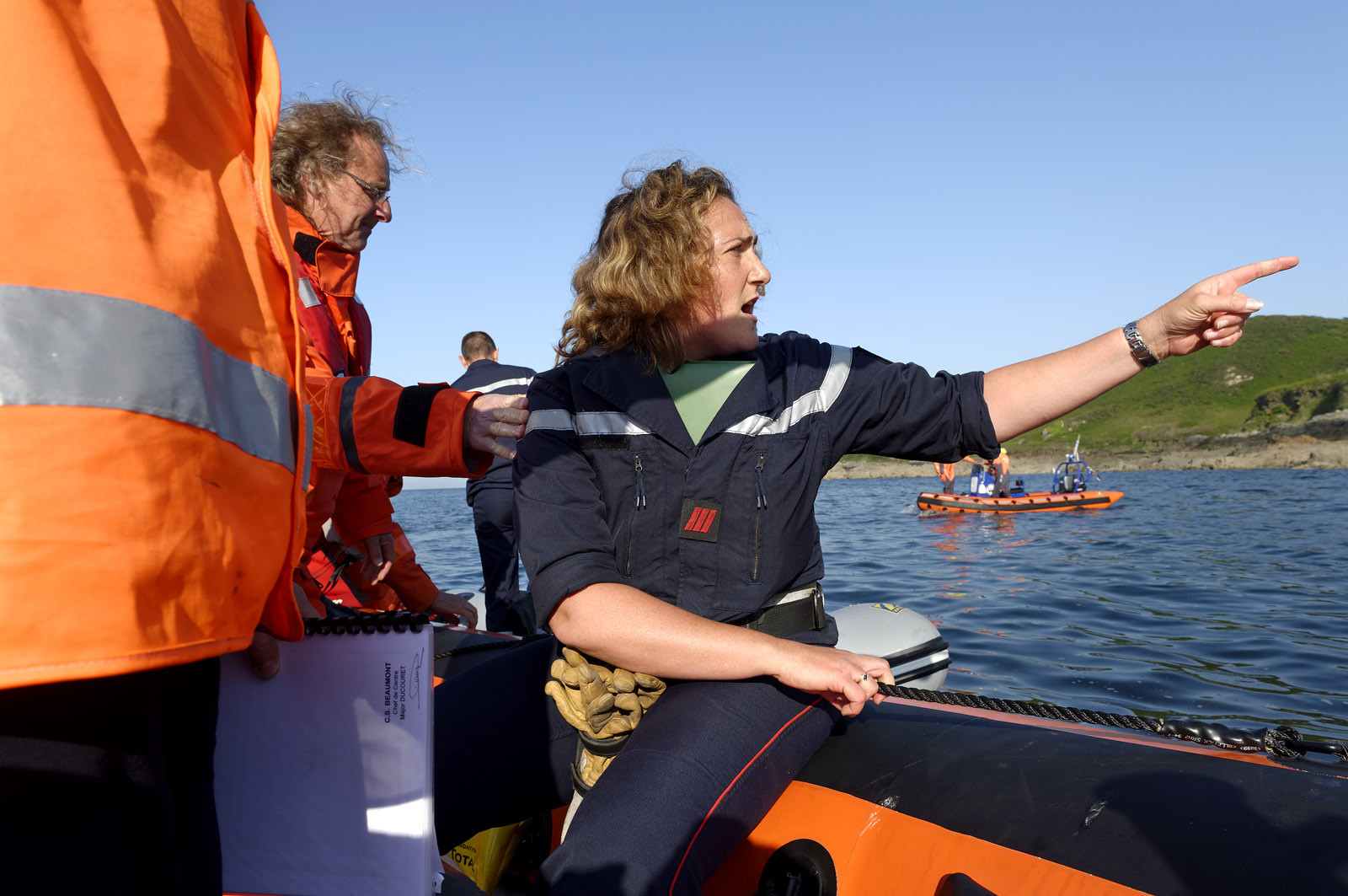 La société nationale de sauvetage en mer est une des expressions les plus abouties de la solidarité des gens de mer face aux drames et accidents maritimes à proximité de nos côtes.La SNSM actuelle est née en 1967, mais depuis plus d'un siècle et demi, des bénévoles issus du monde maritime professionnel et, de plus en plus désormais, d'autres milieux s'investissent localement pour apporter une aide irremplaçable aux usagers de la mer. Association reconnue d'utilité publique dont la mission première est le sauvetage des personnes en danger en mer, la SNSM exerce trois types d'activités : le sauvetage en mer proprement dit, la formation des nageurs sauveteurs saisonniers et la prévention des risques nautiques.Nous avons coutume de dire de nos équipages qu'ils donnent tout et ne prennent rien..sauf les risquesXavier de la Gorce , Président de la SNSM