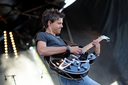 Deep Six est un trio formé à Cherbourg au début de l'année 2015 par Romuald à la guitare et au chant, Ivan à la batterie et Alex à la Basse. Leur musique est un rock direct et puissant dont chaque membre participe à sa composition, créant ainsi une dynamique et un son particulier. L'objectif de Deep Six est simple, se faire entendre aussi loin qu'il sera possible !  (https:  deepsix.bandcamp.com)