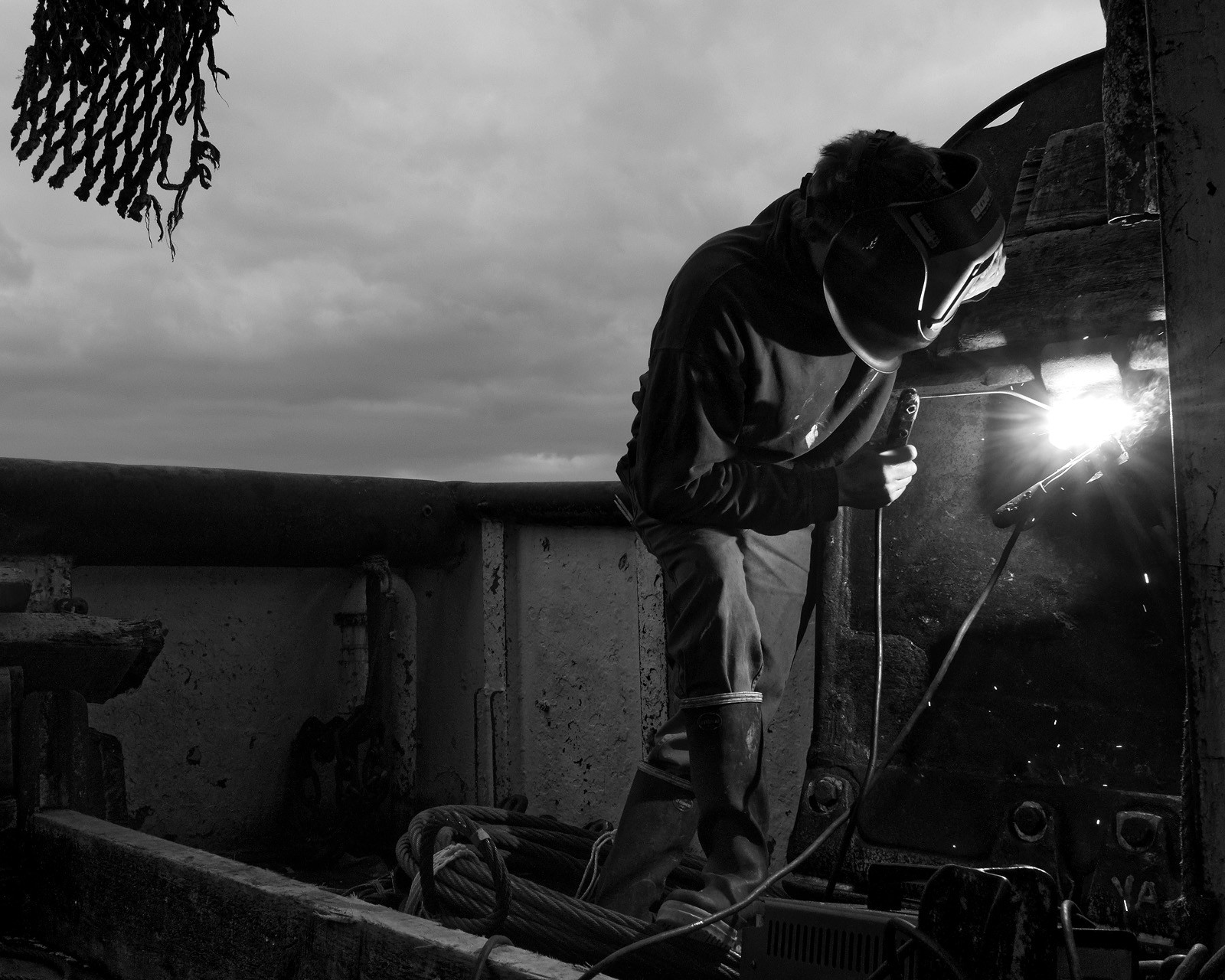 Marin pêcheur.. Deux mots qui suscitent tant de sentiments divers chez les gens de terre... Respect, admiration pour cette liberté, ce courage, mais aussi souvent peur et angoisse. Sont-ils fous ou désepérés pour risquer ainsi leurs vies quotidiennement ? Non, justes passionnés par leur métier, la mer est leur grande histoire d'amour.Le salaire de la peur des forcats de la mer, le journaliste avait raison.Ces photographies réalisées au cours de plusieurs marées à bord du Yannick, chalutier cherbourgeois, vous décrivent l'histoire d'un navire, d'un équipage, d'une famille. Vous embarquez à leurs côtés et découvrez leurs conditions de travail, la tempête, la fatigue, et, au détour d'une image, un sourire.Sophie LeroyDirectice de l'Armement Cherbourgeois