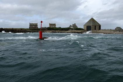 La station est idéalement située à la pointe du nord Cotentin sur la commune d'Auderville.Située aux abords du Raz Blanchard , à 10 miles nautique d'Aurigny et des Iles Anglo-Normandes, le rayon d'action de la station est vaste et se situe de la pointe de Flamanville coté ouest jusqu'au cap Lévy dans l'est.L'abri a une architecture unique en France et sa spécificité réside sur le fait que l'ensemble canot chariot (soit presque 30 tonnes au total ) pivote sur un axe d'une cale à l'autre afin d'être opérationnel  24 heures sur 24 et 365 jours par an quelque soit la marée et les conditions météorologiques.