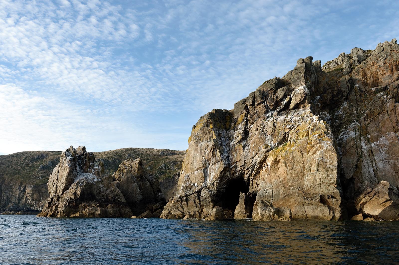 Situé sur la commune de Jobourg (Manche), le Nez de Jobourg s'élève à 126 mètres de haut, classé parmi les plus hautes d'Europe.En empruntant le sentier des douaniers, le promeneur voit la nature se décliner sous toutes ses formes,Le Nez de Jobourg offre un panorama exceptionnel, du cap de la Hague jusqu'au cap de Flamanville, ainsi que sur les îles Anglo-Normandes.