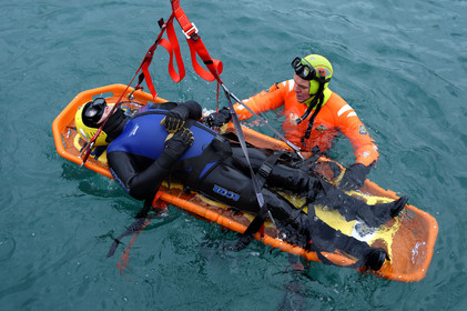 La station est idéalement située à la pointe du nord Cotentin sur la commune d'Auderville.Située aux abords du Raz Blanchard , à 10 miles nautique d'Aurigny et des Iles Anglo-Normandes, le rayon d'action de la station est vaste et se situe de la pointe de Flamanville coté ouest jusqu'au cap Lévy dans l'est.L'abri a une architecture unique en France et sa spécificité réside sur le fait que l'ensemble canot chariot (soit presque 30 tonnes au total ) pivote sur un axe d'une cale à l'autre afin d'être opérationnel  24 heures sur 24 et 365 jours par an quelque soit la marée et les conditions météorologiques.