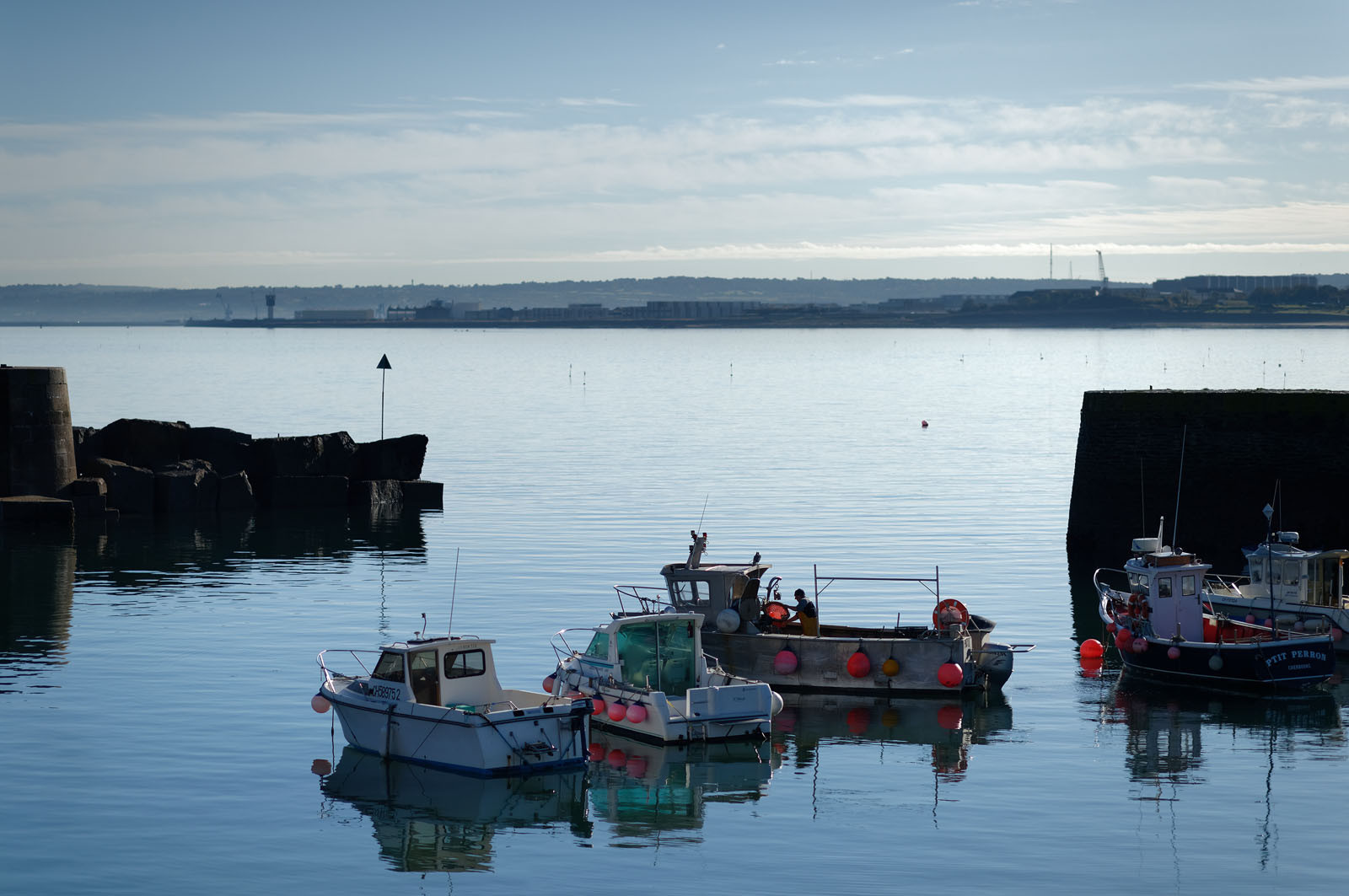 Une ville résolument tournée vers la mer.Cherbourg-en-Cotentin est située dans la presqu'île du Cotentin, à la pointe Ouest de la Normandie. (ville-cherbourg.fr)Un lieu incontournable en Normandie : La Cité de la Mer (http:  www.citedelamer.com)