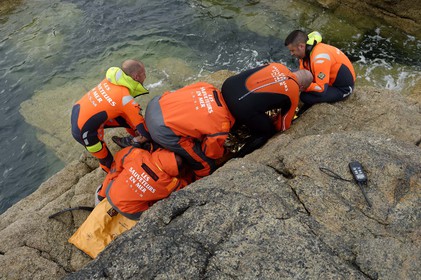 La société nationale de sauvetage en mer est une des expressions les plus abouties de la solidarité des gens de mer face aux drames et accidents maritimes à proximité de nos côtes.La SNSM actuelle est née en 1967, mais depuis plus d'un siècle et demi, des bénévoles issus du monde maritime professionnel et, de plus en plus désormais, d'autres milieux s'investissent localement pour apporter une aide irremplaçable aux usagers de la mer. Association reconnue d'utilité publique dont la mission première est le sauvetage des personnes en danger en mer, la SNSM exerce trois types d'activités : le sauvetage en mer proprement dit, la formation des nageurs sauveteurs saisonniers et la prévention des risques nautiques.Nous avons coutume de dire de nos équipages qu'ils donnent tout et ne prennent rien..sauf les risquesXavier de la Gorce , Président de la SNSM
