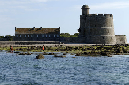 La société nationale de sauvetage en mer est une des expressions les plus abouties de la solidarité des gens de mer face aux drames et accidents maritimes à proximité de nos côtes.La SNSM actuelle est née en 1967, mais depuis plus d'un siècle et demi, des bénévoles issus du monde maritime professionnel et, de plus en plus désormais, d'autres milieux s'investissent localement pour apporter une aide irremplaçable aux usagers de la mer. Association reconnue d'utilité publique dont la mission première est le sauvetage des personnes en danger en mer, la SNSM exerce trois types d'activités : le sauvetage en mer proprement dit, la formation des nageurs sauveteurs saisonniers et la prévention des risques nautiques.Nous avons coutume de dire de nos équipages qu'ils donnent tout et ne prennent rien..sauf les risquesXavier de la Gorce , Président de la SNSM