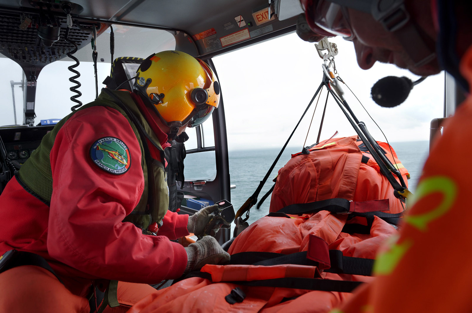 Particulièrement visibles et reconnaissables, les EC 145 de la sécurité civile sont rouge et jaune et ont pour indicatif radio leur nom de famille Dragon, suivi du numéro de département dans lequel ils sont stationnés. Le positionnement de Dragon 50, basé à Granville, à l'ouvert de la Baie du Mont-Saint-Michel ne doit rien au hasard. Il constitue en effet un élément central du dispositif mis en oeuvre pour sécuriser la Baie face aux dangers que représentent ses célèbres mais redoutables marées. Chaque année, plusieurs dizaines de personnes, promeneurs ou pêcheurs à pieds, lui doivent d'avoir été tirées d'un très mauvais pas, voire sauvées d'une mort certaine.