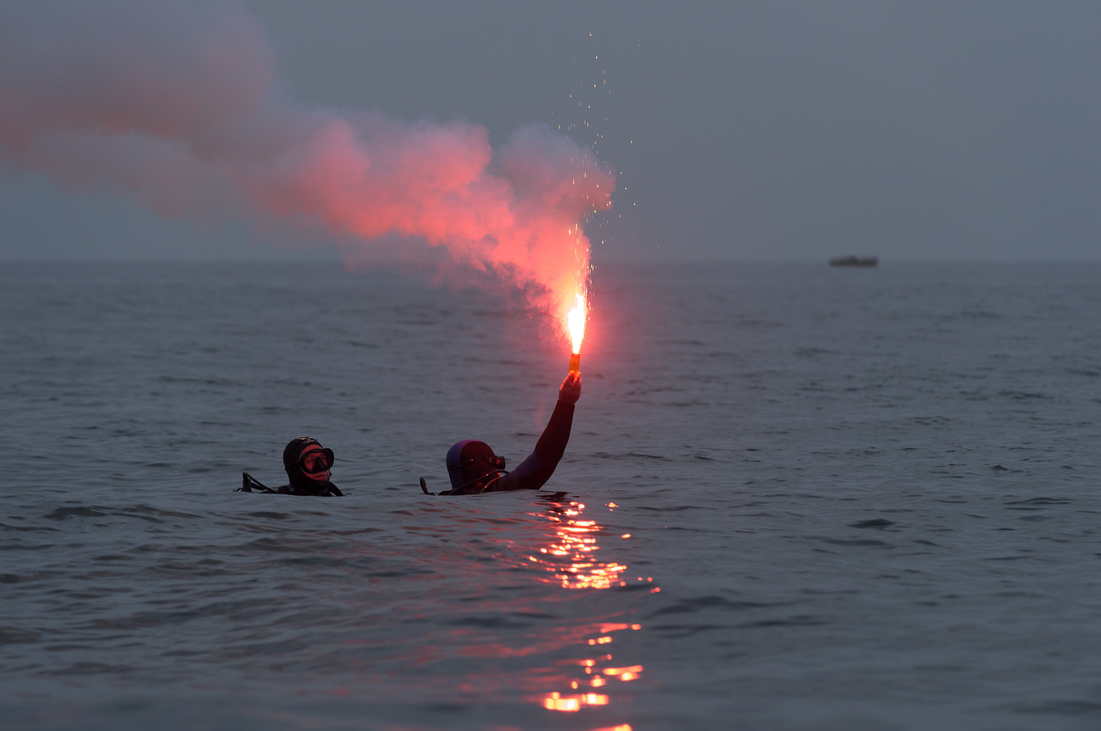 La société nationale de sauvetage en mer est une des expressions les plus abouties de la solidarité des gens de mer face aux drames et accidents maritimes à proximité de nos côtes.La SNSM actuelle est née en 1967, mais depuis plus d'un siècle et demi, des bénévoles issus du monde maritime professionnel et, de plus en plus désormais, d'autres milieux s'investissent localement pour apporter une aide irremplaçable aux usagers de la mer. Association reconnue d'utilité publique dont la mission première est le sauvetage des personnes en danger en mer, la SNSM exerce trois types d'activités : le sauvetage en mer proprement dit, la formation des nageurs sauveteurs saisonniers et la prévention des risques nautiques.Nous avons coutume de dire de nos équipages qu'ils donnent tout et ne prennent rien..sauf les risquesXavier de la Gorce , Président de la SNSM