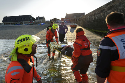 La station est idéalement située à la pointe du nord Cotentin sur la commune d'Auderville.Située aux abords du Raz Blanchard , à 10 miles nautique d'Aurigny et des Iles Anglo-Normandes, le rayon d'action de la station est vaste et se situe de la pointe de Flamanville coté ouest jusqu'au cap Lévy dans l'est.L'abri a une architecture unique en France et sa spécificité réside sur le fait que l'ensemble canot chariot (soit presque 30 tonnes au total ) pivote sur un axe d'une cale à l'autre afin d'être opérationnel  24 heures sur 24 et 365 jours par an quelque soit la marée et les conditions météorologiques.