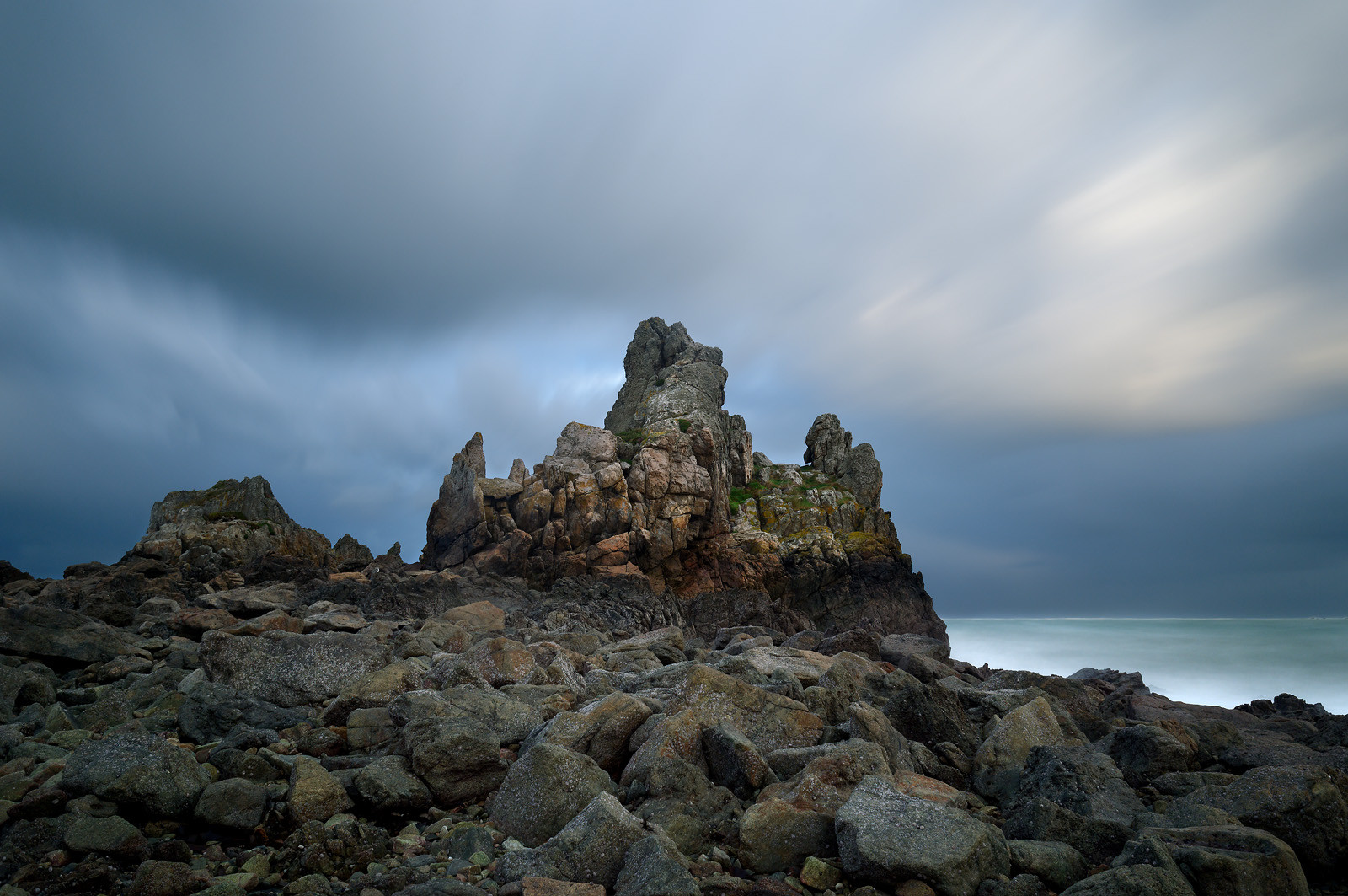 La pointe de JardeheuA l’ouest du Cotentin (Manche), la Hague est une terre de contrastes et de lumières, une région sauvage et préservée. Le mot Hague est un ancien terme dialectal normand. Il est issu du vieux norois qui signifie «enclos, terrain clos».La Hague présente un littoral varié : falaises abruptes (entre Urville-Nacqueville et Omonville-la-Rogue, et entre Auderville et Vauville), au pied desquelles se trouve une succession de baies, grandes plages (Urville-Nacqueville et à Vauville), d'îlots et platiers rocheux (cap de la Hague,pointe de Jardeheu..), des massifs dunaires (Biville), des grèves de galets (Anse Saint-Martin), des marais arrière-littoraux (Mare de Vauville) et des vallons boisés (Hubiland, Sabine…). La côte est également agrémentée de petits ports (Goury, le Houguet, Port Racine, Port du Hâble…) et de mouillages.La péninsule haguaise est principalement un pays de landes et de bocage, à l'intérieur des terres, formées de fougères, bruyères, genêts et ajoncs.