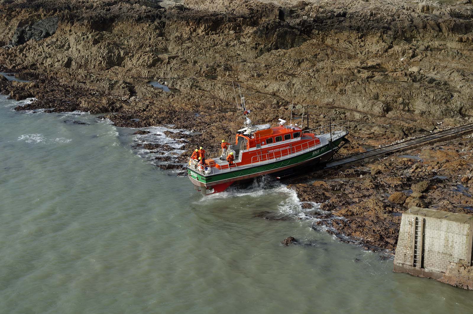 La station est idéalement située à la pointe du nord Cotentin sur la commune d'Auderville.Située aux abords du Raz Blanchard , à 10 miles nautique d'Aurigny et des Iles Anglo-Normandes, le rayon d'action de la station est vaste et se situe de la pointe de Flamanville coté ouest jusqu'au cap Lévy dans l'est.L'abri a une architecture unique en France et sa spécificité réside sur le fait que l'ensemble canot chariot (soit presque 30 tonnes au total ) pivote sur un axe d'une cale à l'autre afin d'être opérationnel  24 heures sur 24 et 365 jours par an quelque soit la marée et les conditions météorologiques.