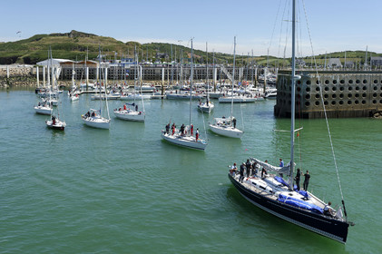 La rade de Cherbourg-en-Cotentin, qui figure parmi les plus grandes rades atificielles au monde, offre aux passionnés, débutants ou confirmés, la possibilité de pratiquer voile, aviron de mer, surf, kayak, ski nautique, funboard, plongée, kitesurf, waveski…