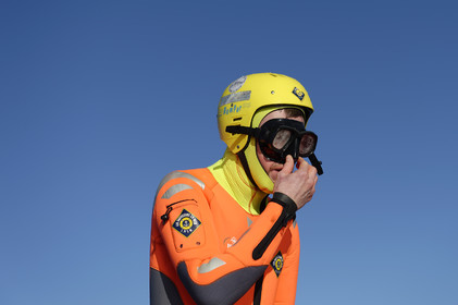 La station est idéalement située à la pointe du nord Cotentin sur la commune d'Auderville.Située aux abords du Raz Blanchard , à 10 miles nautique d'Aurigny et des Iles Anglo-Normandes, le rayon d'action de la station est vaste et se situe de la pointe de Flamanville coté ouest jusqu'au cap Lévy dans l'est.L'abri a une architecture unique en France et sa spécificité réside sur le fait que l'ensemble canot chariot (soit presque 30 tonnes au total ) pivote sur un axe d'une cale à l'autre afin d'être opérationnel  24 heures sur 24 et 365 jours par an quelque soit la marée et les conditions météorologiques.
