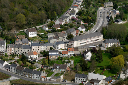 Une ville résolument tournée vers la mer.Cherbourg-en-Cotentin est située dans la presqu'île du Cotentin, à la pointe Ouest de la Normandie. (ville-cherbourg.fr)Un lieu incontournable en Normandie : La Cité de la Mer (http:  www.citedelamer.com)