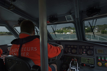La société nationale de sauvetage en mer est une des expressions les plus abouties de la solidarité des gens de mer face aux drames et accidents maritimes à proximité de nos côtes.La SNSM actuelle est née en 1967, mais depuis plus d'un siècle et demi, des bénévoles issus du monde maritime professionnel et, de plus en plus désormais, d'autres milieux s'investissent localement pour apporter une aide irremplaçable aux usagers de la mer. Association reconnue d'utilité publique dont la mission première est le sauvetage des personnes en danger en mer, la SNSM exerce trois types d'activités : le sauvetage en mer proprement dit, la formation des nageurs sauveteurs saisonniers et la prévention des risques nautiques.Nous avons coutume de dire de nos équipages qu'ils donnent tout et ne prennent rien..sauf les risquesXavier de la Gorce , Président de la SNSM