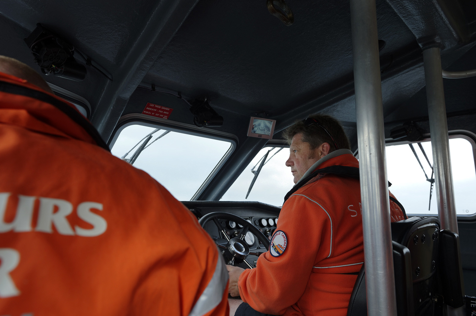 La société nationale de sauvetage en mer est une des expressions les plus abouties de la solidarité des gens de mer face aux drames et accidents maritimes à proximité de nos côtes.La SNSM actuelle est née en 1967, mais depuis plus d'un siècle et demi, des bénévoles issus du monde maritime professionnel et, de plus en plus désormais, d'autres milieux s'investissent localement pour apporter une aide irremplaçable aux usagers de la mer. Association reconnue d'utilité publique dont la mission première est le sauvetage des personnes en danger en mer, la SNSM exerce trois types d'activités : le sauvetage en mer proprement dit, la formation des nageurs sauveteurs saisonniers et la prévention des risques nautiques.Nous avons coutume de dire de nos équipages qu'ils donnent tout et ne prennent rien..sauf les risquesXavier de la Gorce , Président de la SNSM