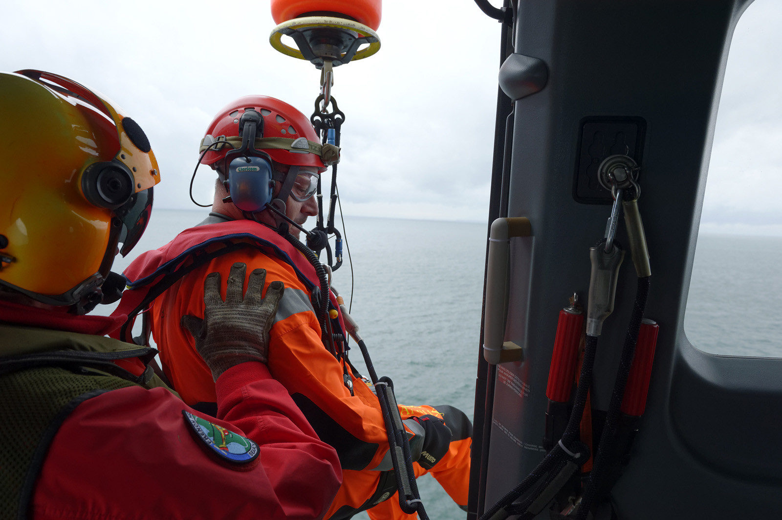 Particulièrement visibles et reconnaissables, les EC 145 de la sécurité civile sont rouge et jaune et ont pour indicatif radio leur nom de famille Dragon, suivi du numéro de département dans lequel ils sont stationnés. Le positionnement de Dragon 50, basé à Granville, à l'ouvert de la Baie du Mont-Saint-Michel ne doit rien au hasard. Il constitue en effet un élément central du dispositif mis en oeuvre pour sécuriser la Baie face aux dangers que représentent ses célèbres mais redoutables marées. Chaque année, plusieurs dizaines de personnes, promeneurs ou pêcheurs à pieds, lui doivent d'avoir été tirées d'un très mauvais pas, voire sauvées d'une mort certaine.