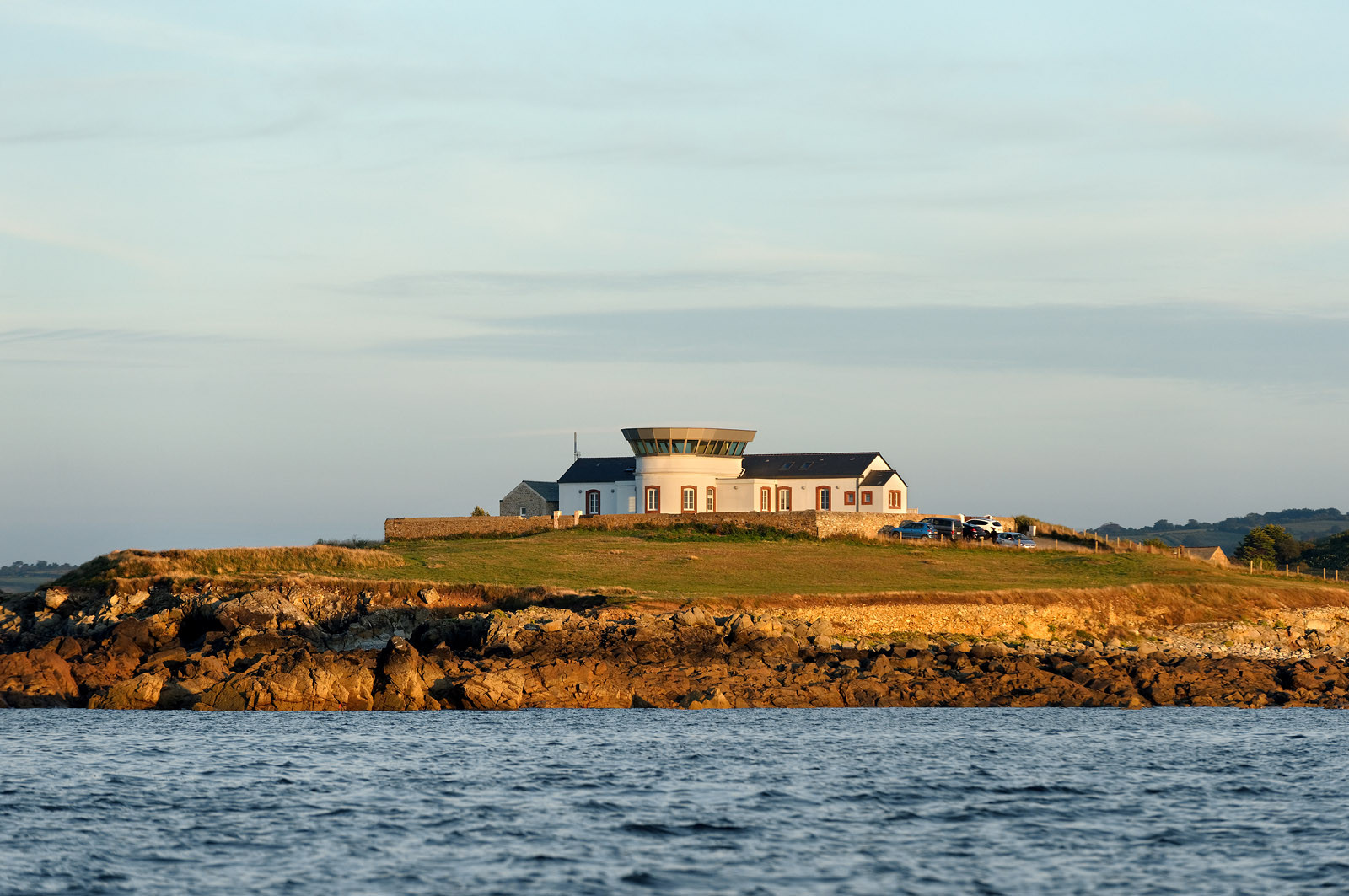Dominant la mer à la pointe de Jardeheu et offrant une prespective du Cap Lévy à Auderville, le sémaphore de Jardeheu fut construit dans les années 1860 et désarmé par la Marine en 1984.