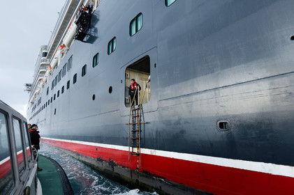 Une manoeuvre réussie est une catastrophe évitée de justesse dit-on.Une formule sans doute excessive mais qui a le mérite de maintenir à l'esprit de chacun qu'il n'existe pas de routine quand il s'agit de manoeuvrer des géants de plusieurs dizaines de milliers de tonnes dans les écluses et les bassins portuaires avec une précision de l'ordre du mètre. Tout l'art du pilote, fin connaisseur des lieux et de leurs pièges, est d'appréhender rapidement le comportement et les capacités manoeuvrières d'un navire inconnu. C'est à lui en effet qu'il appartient de conseiller le pacha pour la bonne réalisation de ce qui reste l'une des phases les plus délicates de l'expédition maritime : l'entrée en port puis l'accostage.