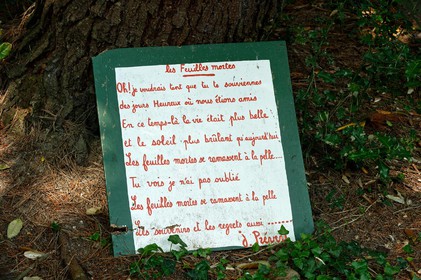En hommage au poète, ses amis dont Gérard Fusberti, propriétaire du terrain et gardien du temple, décident de créer un jardin où chacun plantera son arbre ou laissera une de ses créations. Montand, Reggiani, Greco ou Mouloudji plantèrent chacun leur double végétal lors de la célébration du dixième anniversaire de la mort de Prévert, un eucalyptus aujourd'hui haut d'au moins 20 mètres pour Mouloudji.Se balader dans ce jardin, c'est pénétrer dans l'univers du poète. Au milieu des arbres d'ornement, des bambous peints de rouge vif, des arbres fruitiers, des camélias, des azalées, des gunneras (que Prévert adorait) et des hortensias, des œuvres d'art se révèlent ça et là, tantôt un portrait, tantôt une sculpture ou une installation. Des arbres peints prennent vie, une main rouge semblant sortir de leur entrailles, le ruisseau qui coule en cascade murmure une douce poésie, que l'on retrouve en quelques phrases inscrites sur des plaques qui surgissent au milieu de cette jungle organisée. (Saint-Germain-des-Vaux Manche)