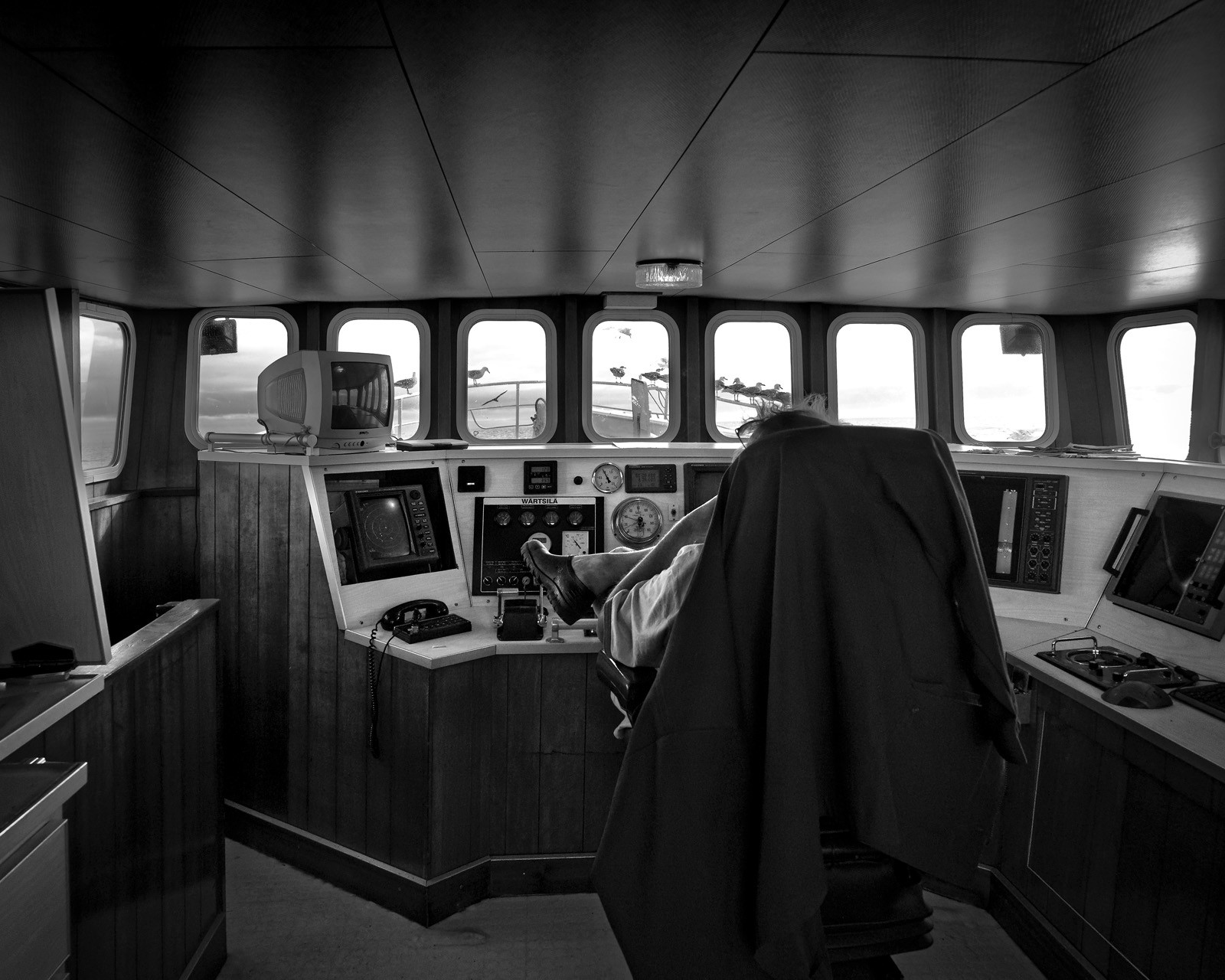 Marin pêcheur.. Deux mots qui suscitent tant de sentiments divers chez les gens de terre... Respect, admiration pour cette liberté, ce courage, mais aussi souvent peur et angoisse. Sont-ils fous ou désepérés pour risquer ainsi leurs vies quotidiennement ? Non, justes passionnés par leur métier, la mer est leur grande histoire d'amour.Le salaire de la peur des forcats de la mer, le journaliste avait raison.Ces photographies réalisées au cours de plusieurs marées à bord du Yannick, chalutier cherbourgeois, vous décrivent l'histoire d'un navire, d'un équipage, d'une famille. Vous embarquez à leurs côtés et découvrez leurs conditions de travail, la tempête, la fatigue, et, au détour d'une image, un sourire.Sophie LeroyDirectice de l'Armement Cherbourgeois