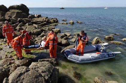 La société nationale de sauvetage en mer est une des expressions les plus abouties de la solidarité des gens de mer face aux drames et accidents maritimes à proximité de nos côtes.La SNSM actuelle est née en 1967, mais depuis plus d'un siècle et demi, des bénévoles issus du monde maritime professionnel et, de plus en plus désormais, d'autres milieux s'investissent localement pour apporter une aide irremplaçable aux usagers de la mer. Association reconnue d'utilité publique dont la mission première est le sauvetage des personnes en danger en mer, la SNSM exerce trois types d'activités : le sauvetage en mer proprement dit, la formation des nageurs sauveteurs saisonniers et la prévention des risques nautiques.Nous avons coutume de dire de nos équipages qu'ils donnent tout et ne prennent rien..sauf les risquesXavier de la Gorce , Président de la SNSM