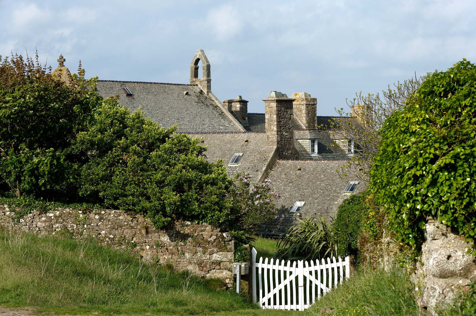 Le prieuré de VauvilleLe village de Vauville fait partie des sites classés de la Hague, Cap Cotentin. Les Pierres Pouquelées, galerie néolithique, sont un témoignage de l'Antiquité.La mare de Vauville est une réserve naturelle. Créée en 1976 c'est l'une des 135 réserves naturelles de France. Géré par le Groupe Ornithologique Normand depuis 1983, c'est un marais d'eau douce protégé de la mer par un étroit cordon dunaire. La mare de Vauville fait 62 ha, il y a plus de 150 espèces d'oiseaux ainsi que de 350 plantes et 16 espèces de batraciens.Un édifice autrefois religieux domine le village. C'est le prieuré de Vauville construit dans les landes, sur le haut d'une colline.Créé par Eric et Nicole Pellerin en 1947, l'exceptionnel jardin botanique du château de Vauville occupe plus de 40 000 m2. Abritant plus de 1000 espèces de l'hémisphère austral, le jardin entoure le château de Vauville dans une ambiance subtropicale tout à fait surprenante.
