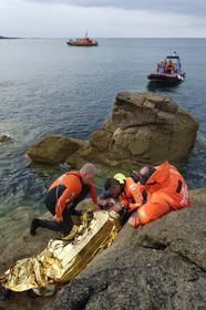La société nationale de sauvetage en mer est une des expressions les plus abouties de la solidarité des gens de mer face aux drames et accidents maritimes à proximité de nos côtes.La SNSM actuelle est née en 1967, mais depuis plus d'un siècle et demi, des bénévoles issus du monde maritime professionnel et, de plus en plus désormais, d'autres milieux s'investissent localement pour apporter une aide irremplaçable aux usagers de la mer. Association reconnue d'utilité publique dont la mission première est le sauvetage des personnes en danger en mer, la SNSM exerce trois types d'activités : le sauvetage en mer proprement dit, la formation des nageurs sauveteurs saisonniers et la prévention des risques nautiques.Nous avons coutume de dire de nos équipages qu'ils donnent tout et ne prennent rien..sauf les risquesXavier de la Gorce , Président de la SNSM