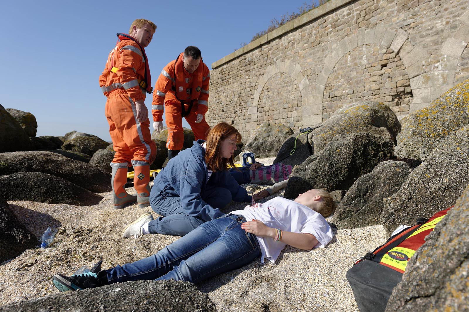 La société nationale de sauvetage en mer est une des expressions les plus abouties de la solidarité des gens de mer face aux drames et accidents maritimes à proximité de nos côtes.La SNSM actuelle est née en 1967, mais depuis plus d'un siècle et demi, des bénévoles issus du monde maritime professionnel et, de plus en plus désormais, d'autres milieux s'investissent localement pour apporter une aide irremplaçable aux usagers de la mer. Association reconnue d'utilité publique dont la mission première est le sauvetage des personnes en danger en mer, la SNSM exerce trois types d'activités : le sauvetage en mer proprement dit, la formation des nageurs sauveteurs saisonniers et la prévention des risques nautiques.Nous avons coutume de dire de nos équipages qu'ils donnent tout et ne prennent rien..sauf les risquesXavier de la Gorce , Président de la SNSM