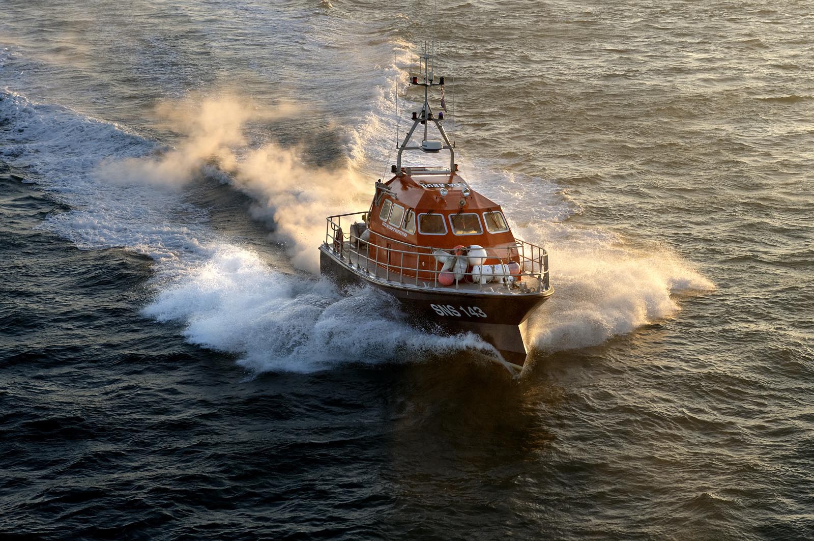 La société nationale de sauvetage en mer est une des expressions les plus abouties de la solidarité des gens de mer face aux drames et accidents maritimes à proximité de nos côtes.La SNSM actuelle est née en 1967, mais depuis plus d'un siècle et demi, des bénévoles issus du monde maritime professionnel et, de plus en plus désormais, d'autres milieux s'investissent localement pour apporter une aide irremplaçable aux usagers de la mer. Association reconnue d'utilité publique dont la mission première est le sauvetage des personnes en danger en mer, la SNSM exerce trois types d'activités : le sauvetage en mer proprement dit, la formation des nageurs sauveteurs saisonniers et la prévention des risques nautiques.Nous avons coutume de dire de nos équipages qu'ils donnent tout et ne prennent rien..sauf les risquesXavier de la Gorce , Président de la SNSM