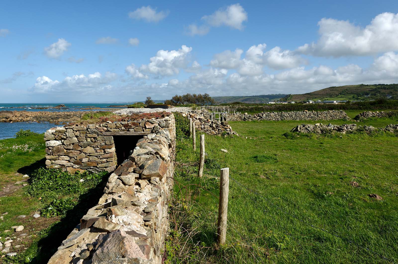 A l’ouest du Cotentin (Manche), la Hague est une terre de contrastes et de lumières, une région sauvage et préservée. Le mot Hague est un ancien terme dialectal normand. Il est issu du vieux norois qui signifie «enclos, terrain clos».La Hague présente un littoral varié : falaises abruptes (entre Urville-Nacqueville et Omonville-la-Rogue, et entre Auderville et Vauville), au pied desquelles se trouve une succession de baies, grandes plages (Urville-Nacqueville et à Vauville), d'îlots et platiers rocheux (cap de la Hague,pointe de Jardeheu..), des massifs dunaires (Biville), des grèves de galets (Anse Saint-Martin), des marais arrière-littoraux (Mare de Vauville) et des vallons boisés (Hubiland, Sabine…). La côte est également agrémentée de petits ports (Goury, le Houguet, Port Racine, Port du Hâble…) et de mouillages.La péninsule haguaise est principalement un pays de landes et de bocage, à l'intérieur des terres, formées de fougères, bruyères, genêts et ajoncs.