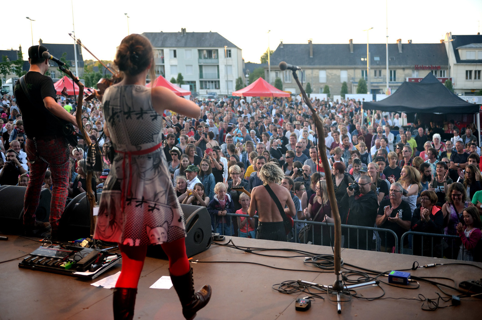 The ShoepolishersLes cireurs de pompe, dans la langue de Molière, n'en sont pas à leur coup d'essai. Avec pas moins de quatre albums dont un double live et un DVD vendu à plus de 10 000 exemplaires à leur actif, les Shoepolishers ont usé leurs savates sur une ribambelle de scènes et de festivals qu'ils ont peine à dénombrer. Leur musique, savant mélange folk rock agrémenté de consonances celtiques aux paroles un brin délirantes, constitue une invitation pour Blairoland. Ce monde fictif, peuplé de farfelus personnages dans un imaginaire conçu de toutes pièces, répand une énergie aussi électrisante que contagieuse sur scène. (http:  www.shoepolishers.fr)