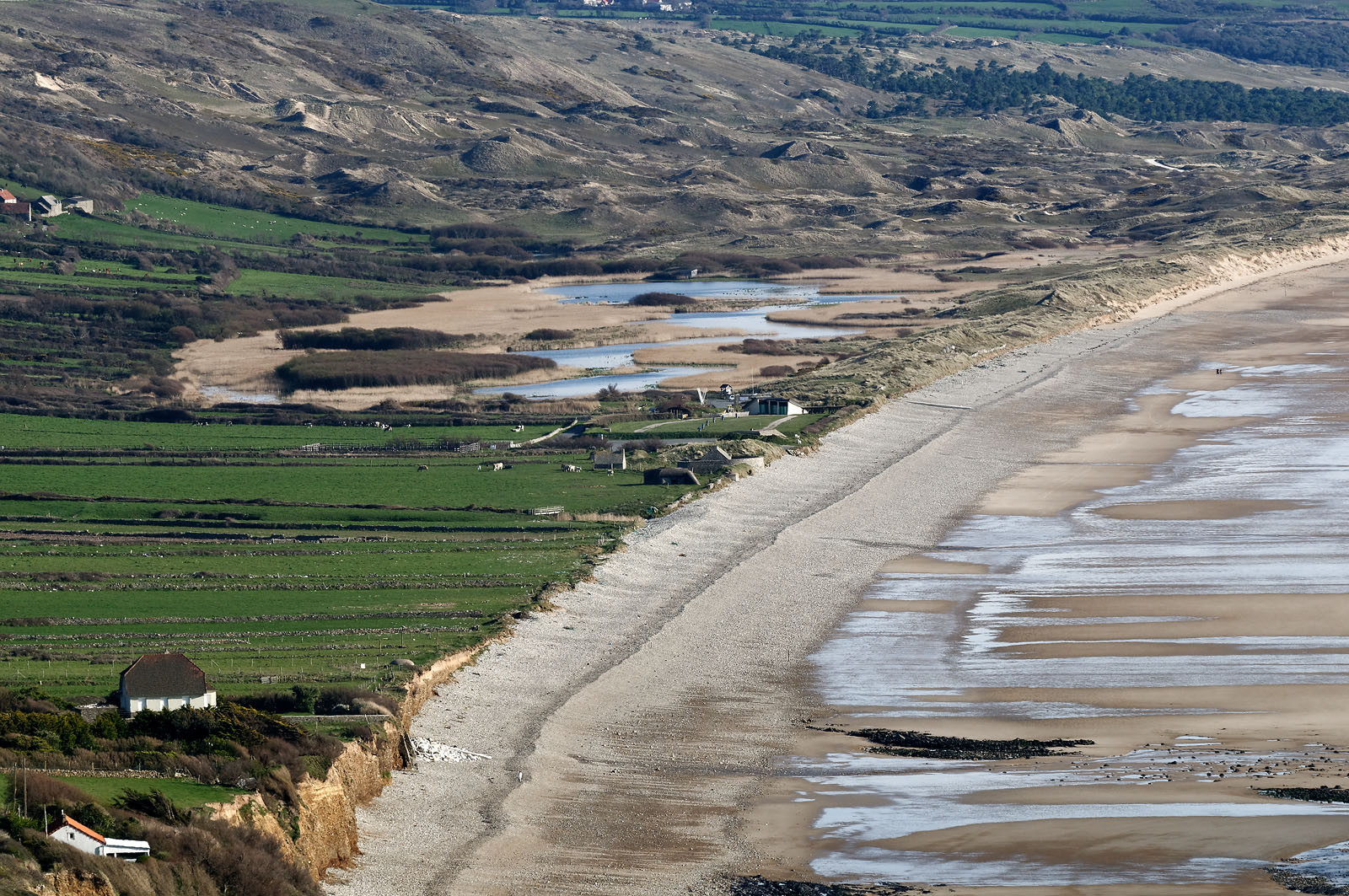 Le village de Vauville fait partie des sites classés de la Hague, Cap Cotentin. Les Pierres Pouquelées, galerie néolithique, sont un témoignage de l'Antiquité.La mare de Vauville est une réserve naturelle. Créée en 1976 c'est l'une des 135 réserves naturelles de France. Géré par le Groupe Ornithologique Normand depuis 1983, c'est un marais d'eau douce protégé de la mer par un étroit cordon dunaire. La mare de Vauville fait 62 ha, il y a plus de 150 espèces d'oiseaux ainsi que de 350 plantes et 16 espèces de batraciens.Un édifice autrefois religieux domine le village. C'est le prieuré de Vauville construit dans les landes, sur le haut d'une colline.Créé par Eric et Nicole Pellerin en 1947, l'exceptionnel jardin botanique du château de Vauville occupe plus de 40 000 m2. Abritant plus de 1000 espèces de l'hémisphère austral, le jardin entoure le château de Vauville dans une ambiance subtropicale tout à fait surprenante.