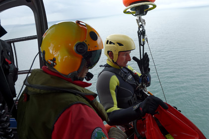 Particulièrement visibles et reconnaissables, les EC 145 de la sécurité civile sont rouge et jaune et ont pour indicatif radio leur nom de famille Dragon, suivi du numéro de département dans lequel ils sont stationnés. Le positionnement de Dragon 50, basé à Granville, à l'ouvert de la Baie du Mont-Saint-Michel ne doit rien au hasard. Il constitue en effet un élément central du dispositif mis en oeuvre pour sécuriser la Baie face aux dangers que représentent ses célèbres mais redoutables marées. Chaque année, plusieurs dizaines de personnes, promeneurs ou pêcheurs à pieds, lui doivent d'avoir été tirées d'un très mauvais pas, voire sauvées d'une mort certaine.