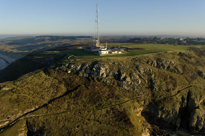 Sémaphore de Barneville-CarteretL'implantation des sémaphores en des points remarquables de la côte et leurs capacités opérationnelles de veille optique et radar les conduisent tout naturellement à participer activement à des missions plus générales relevant de la fonction de garde-côte.Au quotidien, les sémaphores restent un lien direct et simple entre les navigateurs côtiers, plaisanciers comme professionnels, et la terre. Leur présence rassure et ils sont en permanence sollicités pour des informations de toutes natures ou des précisions quant aux prévisions météorologiques locales.