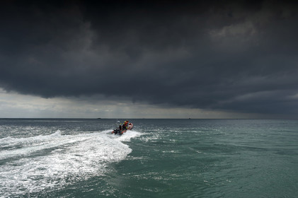 La société nationale de sauvetage en mer est une des expressions les plus abouties de la solidarité des gens de mer face aux drames et accidents maritimes à proximité de nos côtes.La SNSM actuelle est née en 1967, mais depuis plus d'un siècle et demi, des bénévoles issus du monde maritime professionnel et, de plus en plus désormais, d'autres milieux s'investissent localement pour apporter une aide irremplaçable aux usagers de la mer. Association reconnue d'utilité publique dont la mission première est le sauvetage des personnes en danger en mer, la SNSM exerce trois types d'activités : le sauvetage en mer proprement dit, la formation des nageurs sauveteurs saisonniers et la prévention des risques nautiques.Nous avons coutume de dire de nos équipages qu'ils donnent tout et ne prennent rien..sauf les risquesXavier de la Gorce , Président de la SNSM