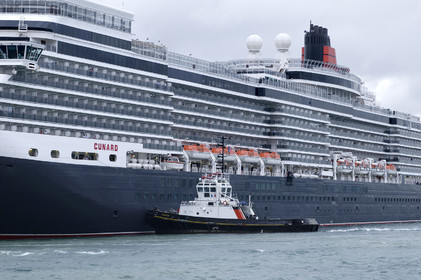 Une manoeuvre réussie est une catastrophe évitée de justesse dit-on.Une formule sans doute excessive mais qui a le mérite de maintenir à l'esprit de chacun qu'il n'existe pas de routine quand il s'agit de manoeuvrer des géants de plusieurs dizaines de milliers de tonnes dans les écluses et les bassins portuaires avec une précision de l'ordre du mètre. Tout l'art du pilote, fin connaisseur des lieux et de leurs pièges, est d'appréhender rapidement le comportement et les capacités manoeuvrières d'un navire inconnu. C'est à lui en effet qu'il appartient de conseiller le pacha pour la bonne réalisation de ce qui reste l'une des phases les plus délicates de l'expédition maritime : l'entrée en port puis l'accostage.