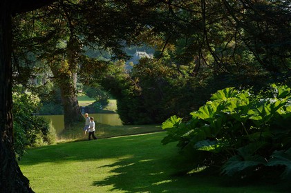 Situé sur la commune d'Urville-Nacqueville, l'ensemble ravissant du Château et du Parc de Nacqueville est caché dans une vallée côtière et verdoyante à 20 minutes à l'ouest de Cherbourg, dans la presqu'île du Cotentin (Manche).
