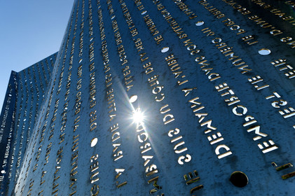 Une ville résolument tournée vers la mer.Cherbourg-en-Cotentin est située dans la presqu'île du Cotentin, à la pointe Ouest de la Normandie. (ville-cherbourg.fr)Un lieu incontournable en Normandie : La Cité de la Mer (http:  www.citedelamer.com)