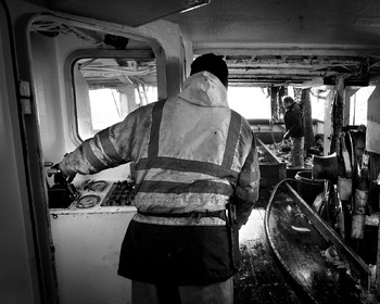 Marin pêcheur.. Deux mots qui suscitent tant de sentiments divers chez les gens de terre... Respect, admiration pour cette liberté, ce courage, mais aussi souvent peur et angoisse. Sont-ils fous ou désepérés pour risquer ainsi leurs vies quotidiennement ? Non, justes passionnés par leur métier, la mer est leur grande histoire d'amour.Le salaire de la peur des forcats de la mer, le journaliste avait raison.Ces photographies réalisées au cours de plusieurs marées à bord du Yannick, chalutier cherbourgeois, vous décrivent l'histoire d'un navire, d'un équipage, d'une famille. Vous embarquez à leurs côtés et découvrez leurs conditions de travail, la tempête, la fatigue, et, au détour d'une image, un sourire.Sophie LeroyDirectice de l'Armement Cherbourgeois
