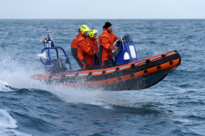 La station est idéalement située à la pointe du nord Cotentin sur la commune d'Auderville.Située aux abords du Raz Blanchard , à 10 miles nautique d'Aurigny et des Iles Anglo-Normandes, le rayon d'action de la station est vaste et se situe de la pointe de Flamanville coté ouest jusqu'au cap Lévy dans l'est.L'abri a une architecture unique en France et sa spécificité réside sur le fait que l'ensemble canot chariot (soit presque 30 tonnes au total ) pivote sur un axe d'une cale à l'autre afin d'être opérationnel  24 heures sur 24 et 365 jours par an quelque soit la marée et les conditions météorologiques.