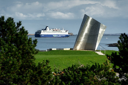Une ville résolument tournée vers la mer.Cherbourg-en-Cotentin est située dans la presqu'île du Cotentin, à la pointe Ouest de la Normandie. (ville-cherbourg.fr)Un lieu incontournable en Normandie : La Cité de la Mer (http:  www.citedelamer.com)