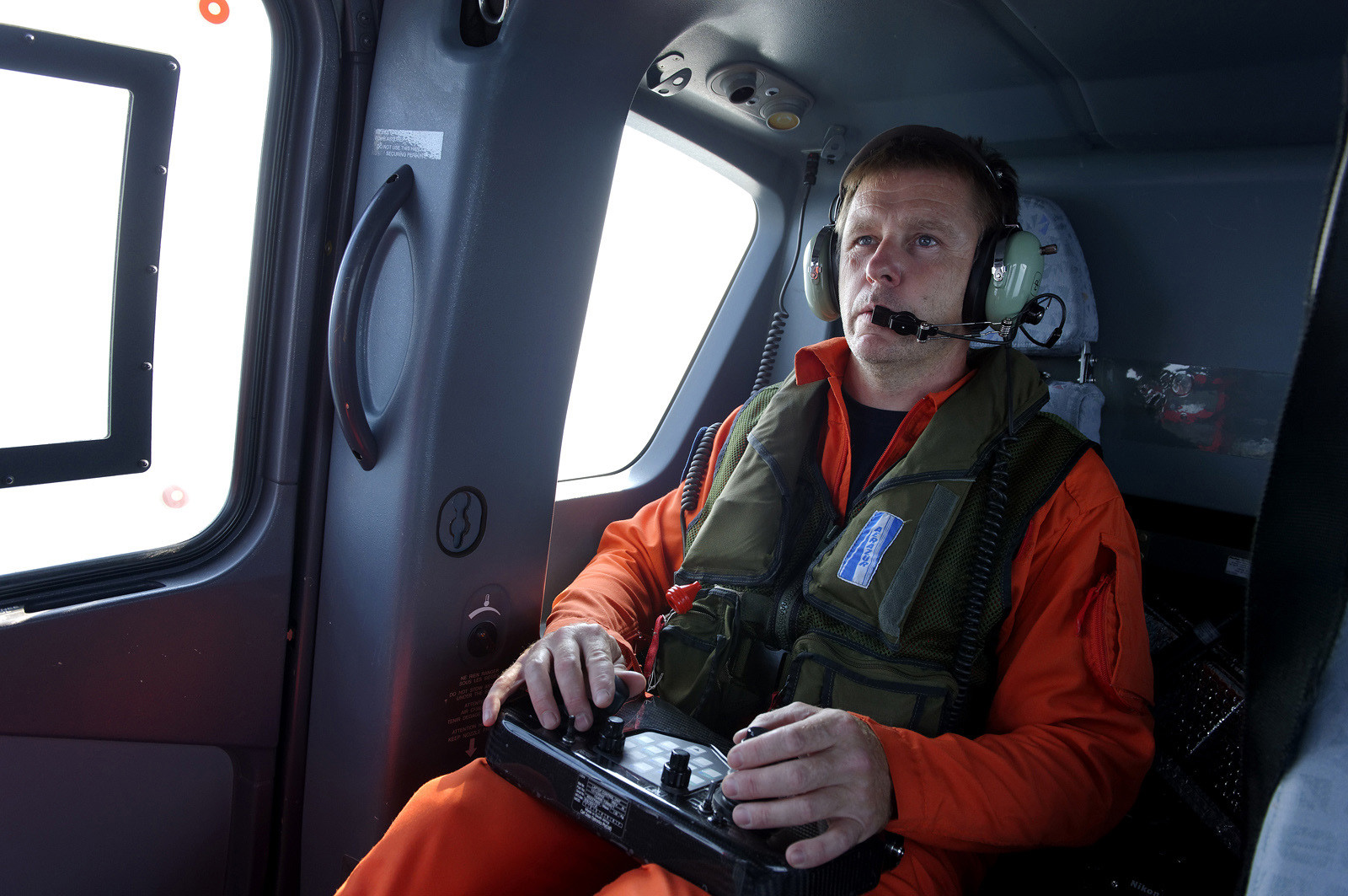 Outre les missions de surveillance générale, ces hélicoptères (EC 135) assurent le guidage des unités nautiques lors des opérations de contrôle ou d'interception. Avec leurs caméras thermiques et infra-rouge, ils sont en effet redoutables pour localiser, identifier et suivre un navire suspect, de jour comme de nuit et en toute discrétion.