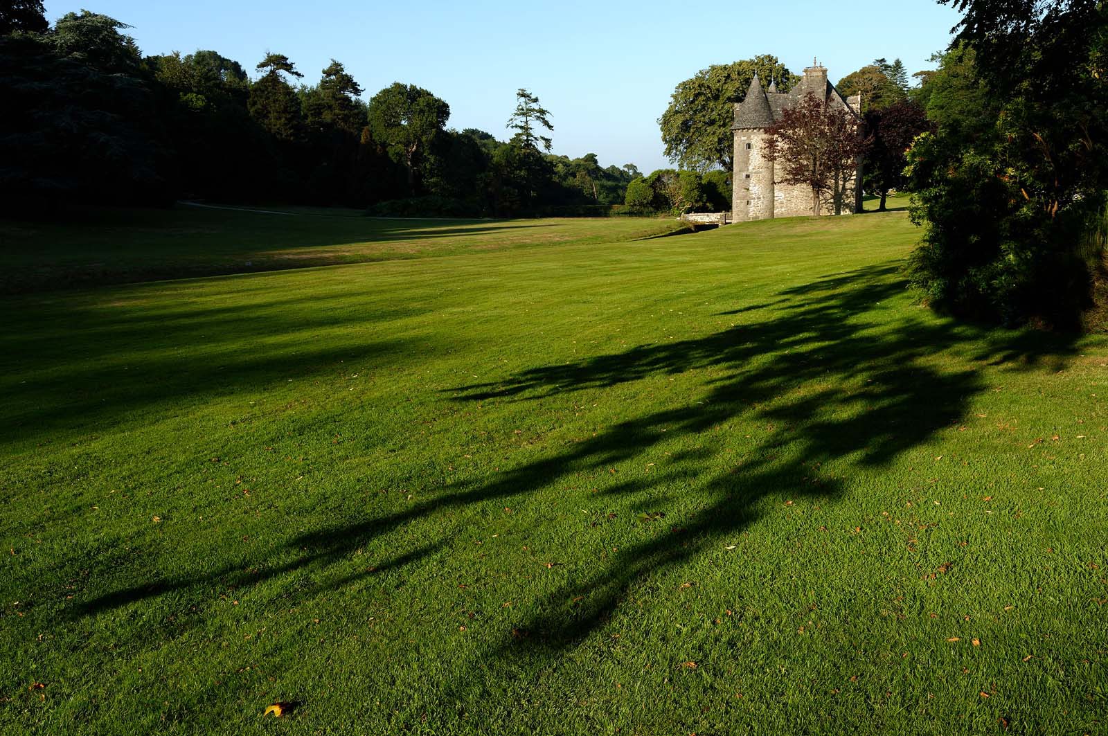 Situé sur la commune d'Urville-Nacqueville, l'ensemble ravissant du Château et du Parc de Nacqueville est caché dans une vallée côtière et verdoyante à 20 minutes à l'ouest de Cherbourg, dans la presqu'île du Cotentin (Manche).